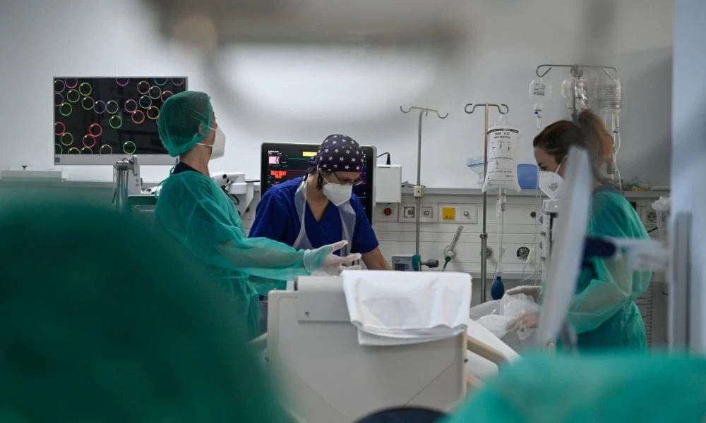 Κορονοϊός: 77χρονη ανεμβολίαστη o πρώτος θάνατος από Όμικρον